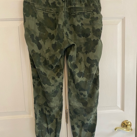 Anthropologie army green watermarked camo thin soft jogger pants size Small - Picture 4 of 7